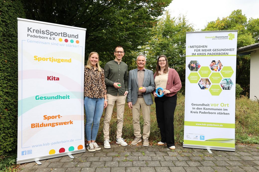Freuen sich den Teilnehmenden mehr Klarheit & Leichtigkeit im Alltag zu vermitteln: (v.l.) Frauke Sandbothe (KSB Paderborn), Business- und Life-Coach Tobias Falkenroth, KSB-Präsident Diethelm Krause und Carina Moss (Projektteam „Gesunde Kommune“).  Foto: Thomas Kaiser, KSB Paderborn