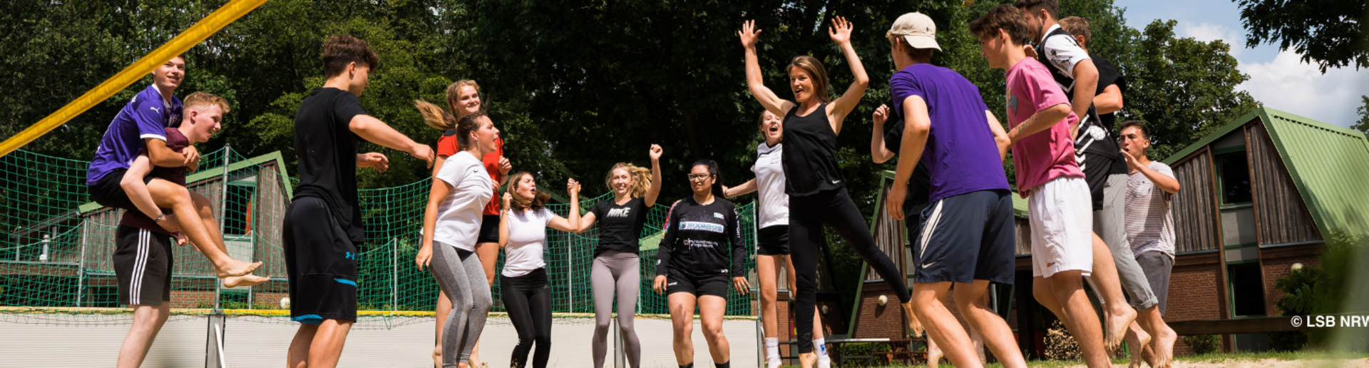 Jugendliche spielen Beach Volleyball